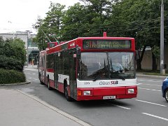 NGT204 236 Die 16,5m langen Busse bieten 33 Sitz- und 68 Stehplätze (bei 4 Personen/m2). The 16.5 m long buses have 33 seats and an area for 68 people standing (at 4...
