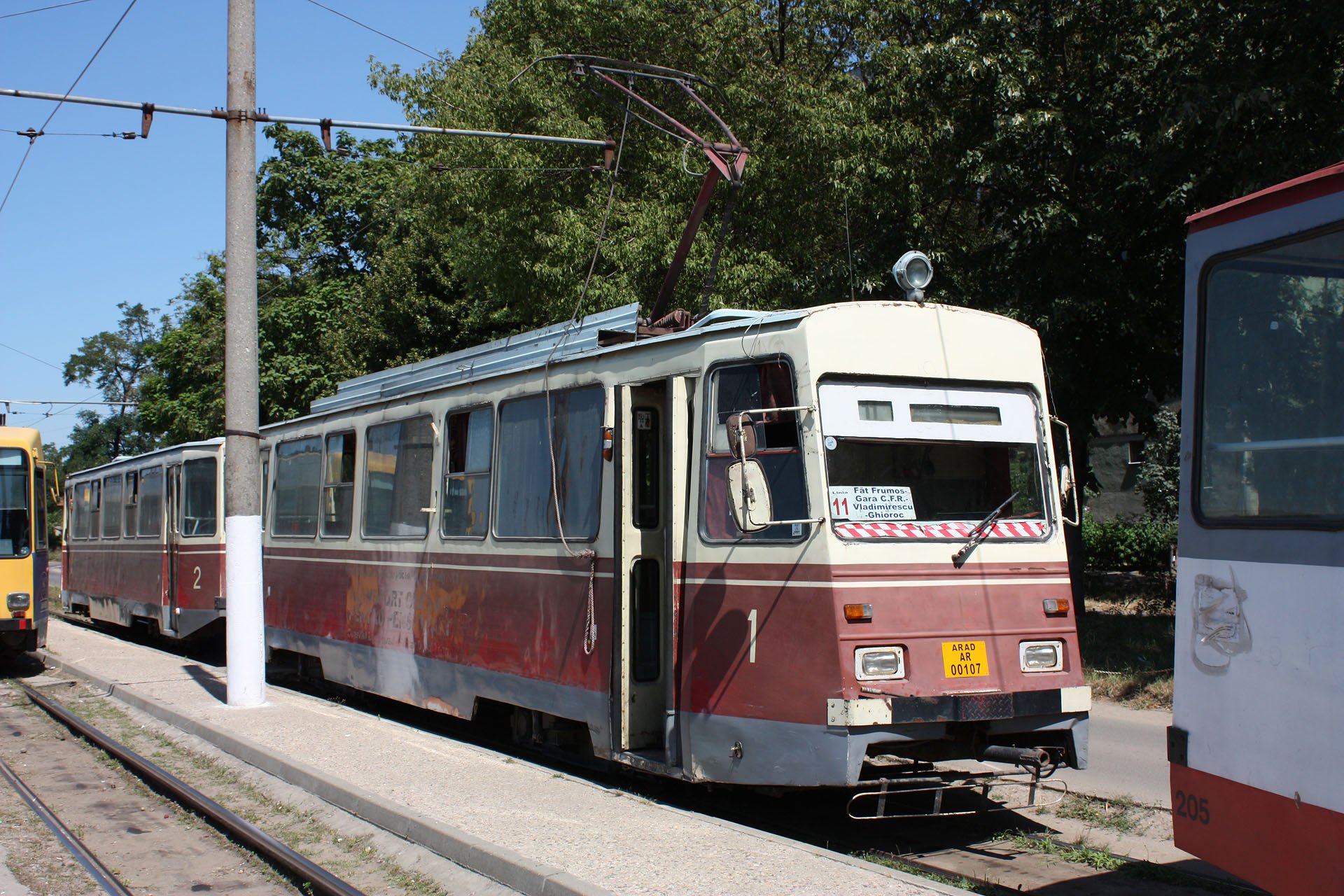 8373_01 Zwei Garnituren wurden 1996 zu einer Überlandstraßenbahn umgebaut, so fiel z.B. die mittlere Türe weg. Two trainsets were modified in 1996 to a suburban tramway, e.g. the middledoor fell away.