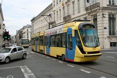2045 Die 22,8 m langen niederflurigen Zweirichtungsfahrzeuge sind 2,3 m breit. The bidirectional 22.8m lng low-floor trams are 2.3 m wide.