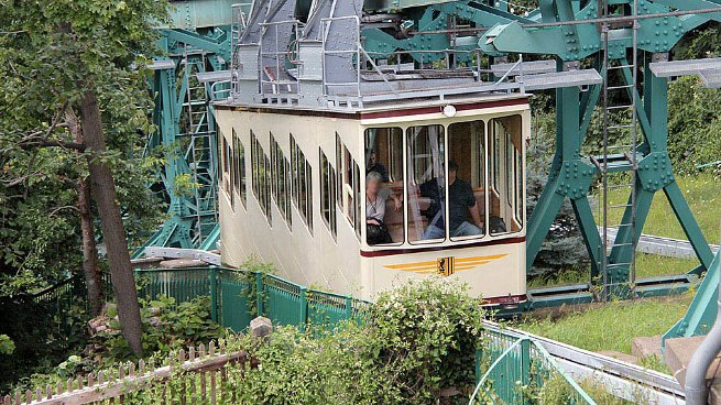 Schwebebahn - suspension railway Sie ist seit 1901 im Einsatz. Im Jahr 2013 wurde das Großrad (Antriebsrad) gewechselt - nach über 100 Jahren in Betrieb....
