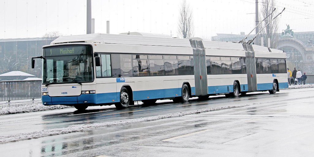 lighTram Die drei Doppelgelenobusse sind seit 2006 im Einsatz. The three double-articulated trolleybuses are in service since…