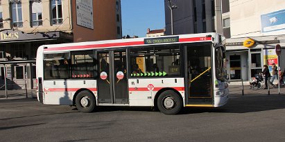 Midibus Midibusse ergänzen das große Busnetz. Complementing the huge bus network. midi buses.