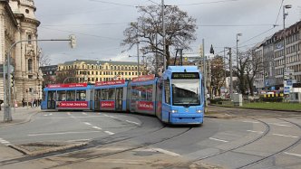 Typ R3.3 Die längeren Niederflurstraßenbahnen aus der Zeit der Jahrtausendwende longer low floor trams from the time of the...