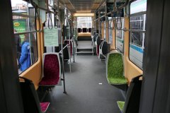 8678_44 Die Straßenbahnen haben 39 Sitzplätze und 109 Stehplätze (bei 4 Personen/m2) The trams have a crushload of 148 with 39 seats (at 4 pers/m2).