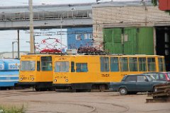 8570_84 Bei der Endstelle der Linien 21, 55 und 100 in der Pridoroschnaja Alleja befindet sich eine Abstellhalle und -fläche mit einer Menge Arbeitswagen. Close to the...