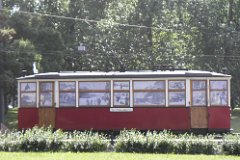 8563_42 Eine Straßenbahn wie sie den Jahren der Belagerung (1941-44) im Einsatz war, steht vor dem Tor der Remise/des Betriebshofs. A tram as it was in service in the...