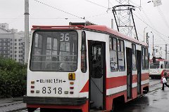 8561_96 Die Masse der Straßenbahn beträgt 20 Tonnen. The weight of this tram is 20 metric tons.