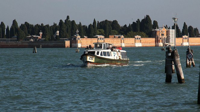 Vaporetto Die meisten Wege des öffentlichen Verkehrs werden in Venedig mit dem Schiff zurückgelegt. For most of the ways in public...