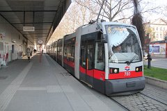B 700 Sie verband und verbindet nicht nur Bahnhöfe sondern war auch die erste elektrifizierte Linie Wiens (1897). This line not only connects railwaystations but also...