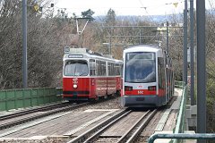 E2 4061 - B 692 2007: B 692 begegnet einem E2. 2007: B 692 passing a type E2 tram.