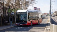 9134_463 Die dreitürigen E-Busse kommen auf den Linien 71A und 71B, also in Simmering und Schwechat, zum Einsatz. The three-door e-buses will be used on routes 71A and...