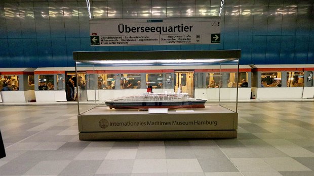 Stationen stations Das Hamburger U-Bahnnetz hat 91 Stationen, hier nun Bilder von ein paar Stationen. Hamburg’s underground network has...