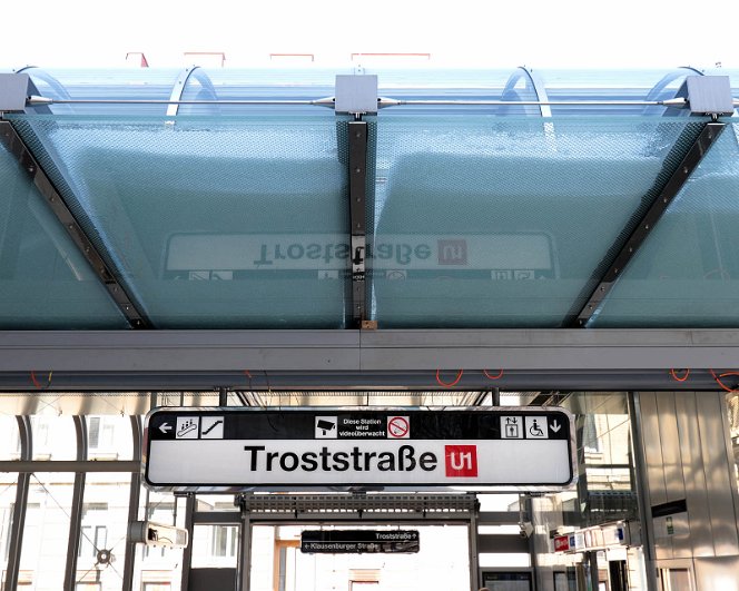 Troststrasse Die Station Troststraße ist eine der 5 neuen Stationen. Ihre Aufnahmegebäude sind recht mächtig ausgefallen. The station...