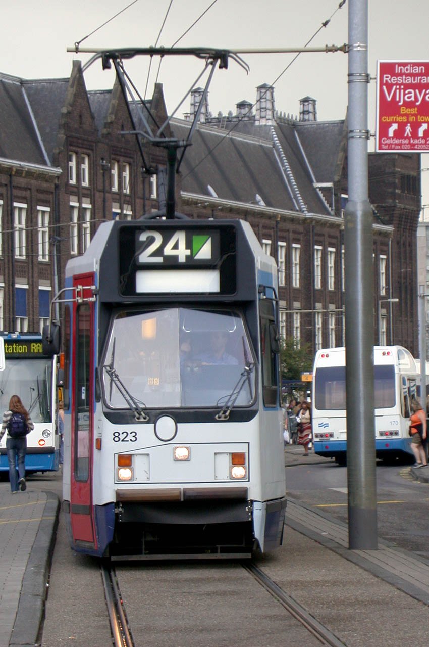 12G 823 25 Fahrzeuge mit den Nummern 817-841 sind im Einsatz. 823 im Jahre 2003. 25 trams with numbers 817 to 841 are in service. 823 in 2003.