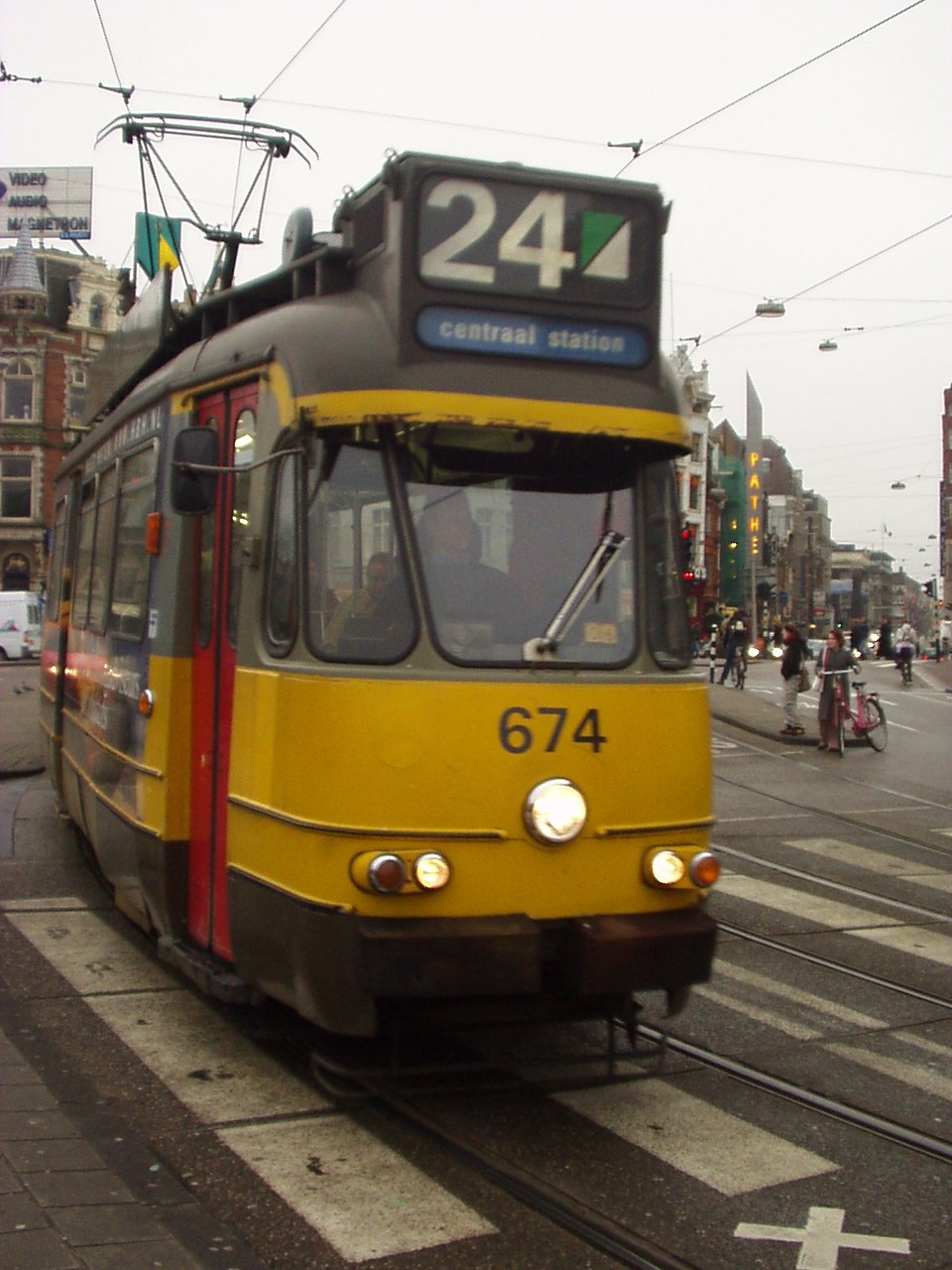 6G 674 Die Straßenbahnen der Typen 6G und 7G wurden 1966-68 beschafft und sind 23,5 m lang. Trams of type 6G and 7G came to Amsterdam 1966 to 1968, they are 23.5 m long.