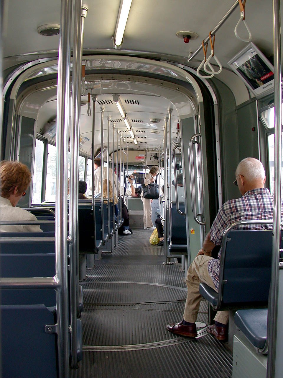 9G 787 Mit 64 Suítzplätzen bieten diese Straßenbahn insgesamt 155 Personen Platz. The crushload is 155 and there are 64 seats in this tram.