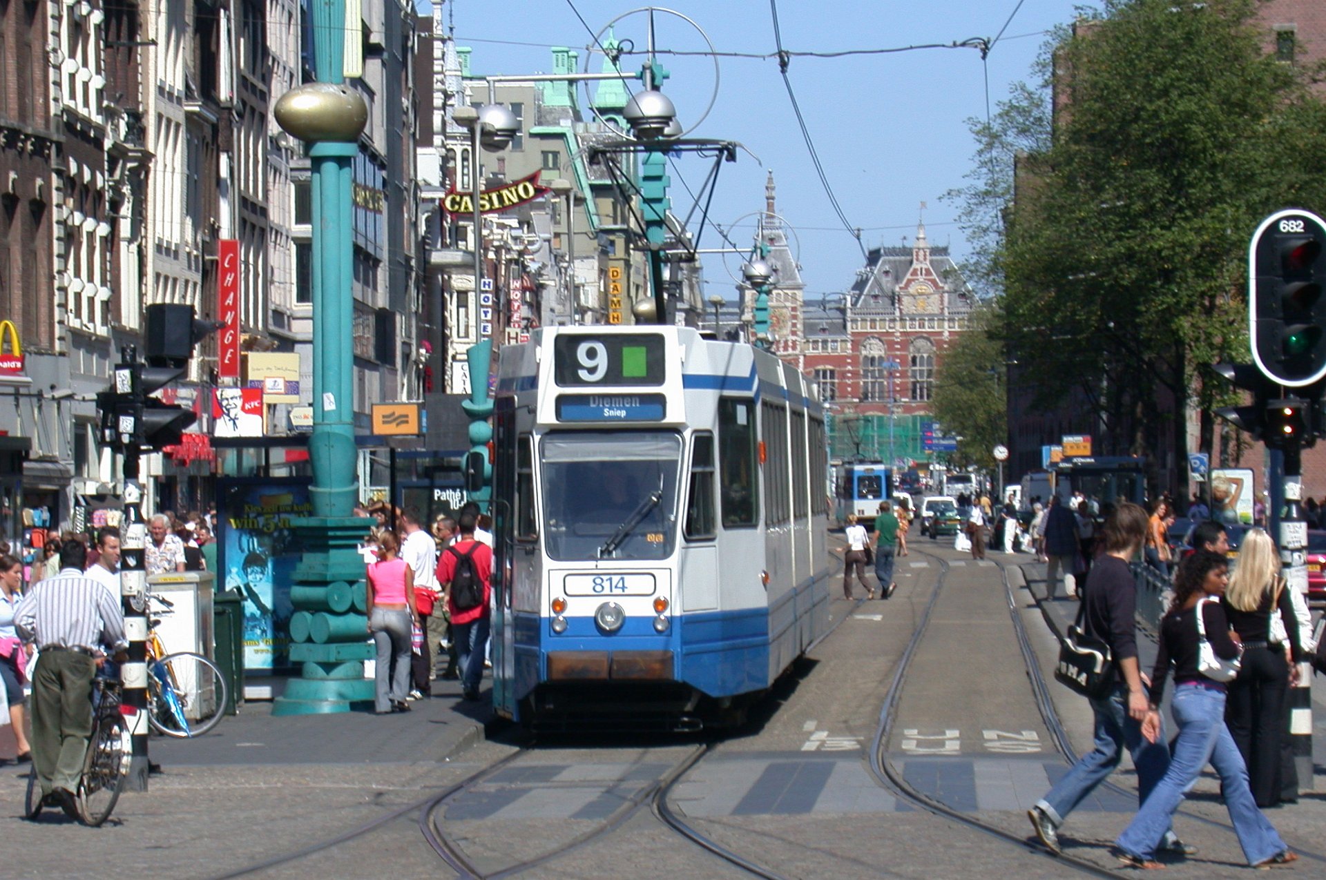 10G 814 814 war die erste Straßenbahn der Serie 9G/10G die - wegen eines Brandes im Aug. 2006 - außer DIenst gestelt wurde. 814 was the first tram of series 9G/10G withdrawn from service - due to a fire in August 2006.