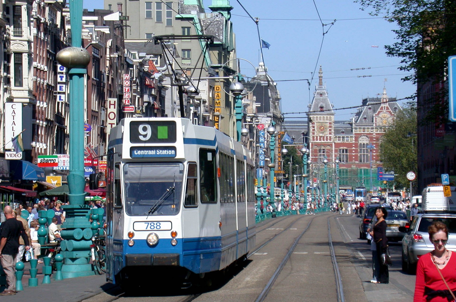 9G 788 Die Doppelgelnekstraßenbahnen sind 25,5 m lang und 2,32 m breit. The double-articulated trams are 25.5 m long ans 2.32 m wide.