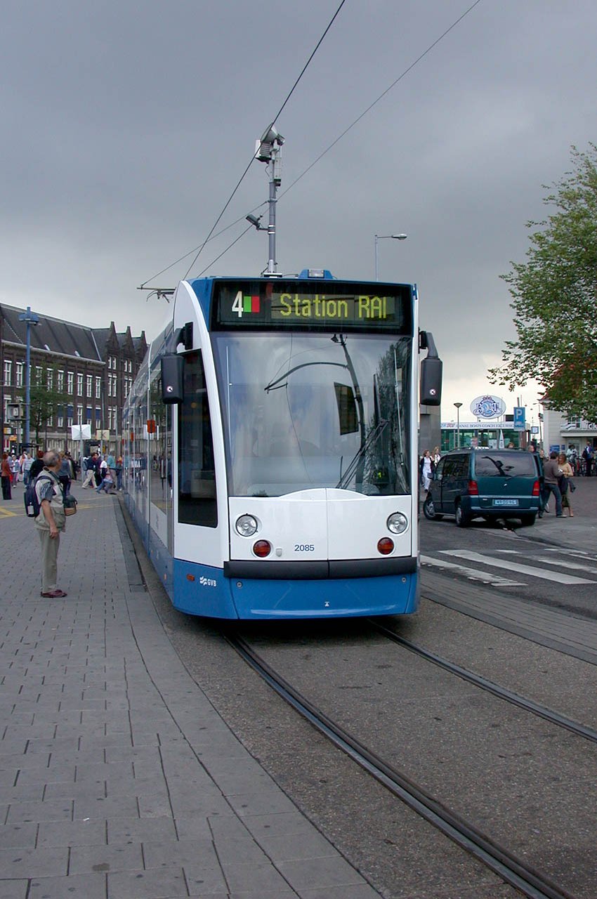 Combino 2085 In Amsterdam kommen 151 Einrichtungs-Combinos zum Einsatz und bilden die Serie 13G. There are 151 unidirectional Combino trams in service, they are type 13G.