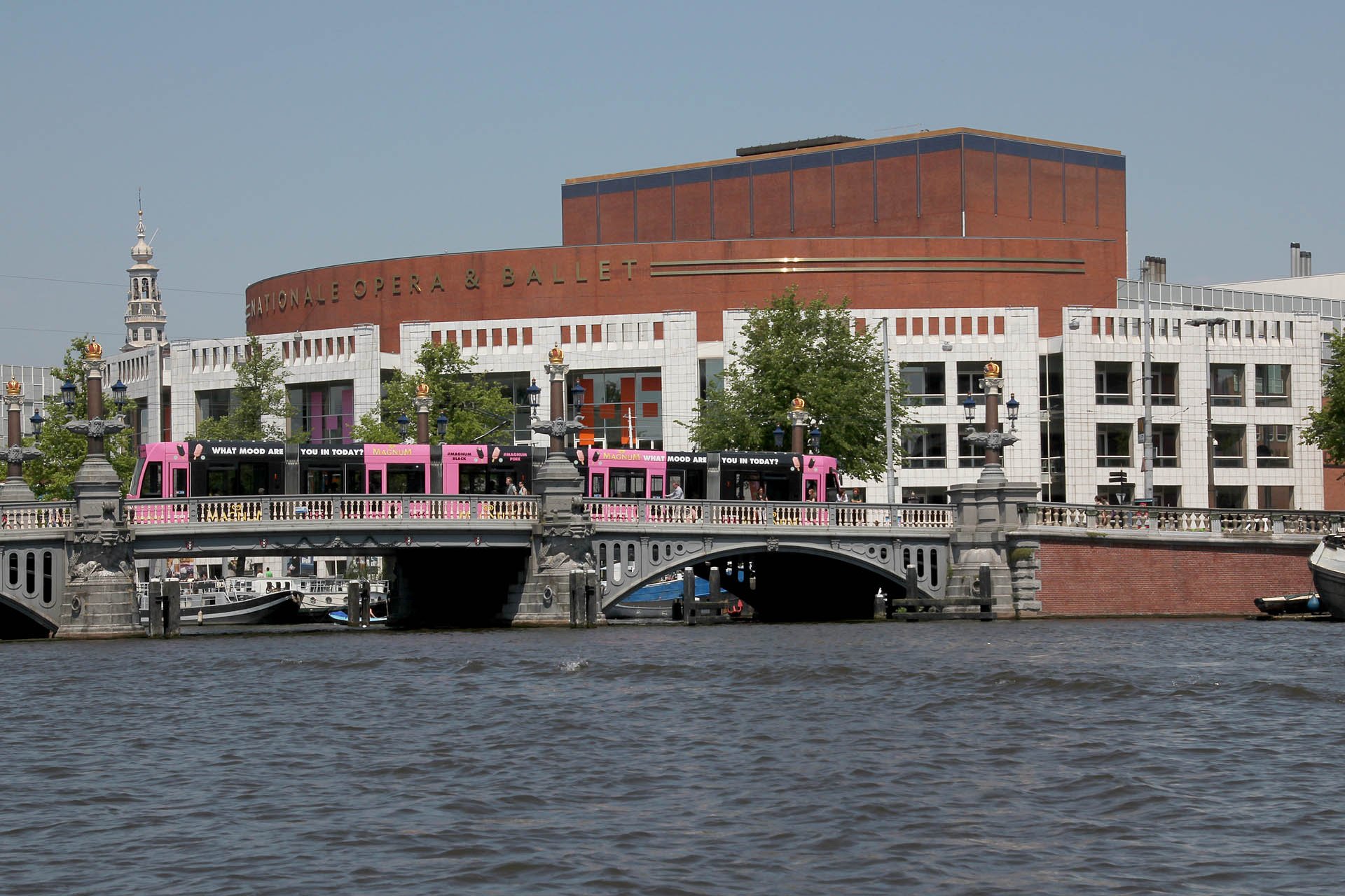8868_57 In Amsterdam gibt es ein paar Brücken, auch über diese fahren Combinos. (im Hintergrund die Oper). In Amsterdam are some bridges, also used by Combino trams. In the background the Opera house).