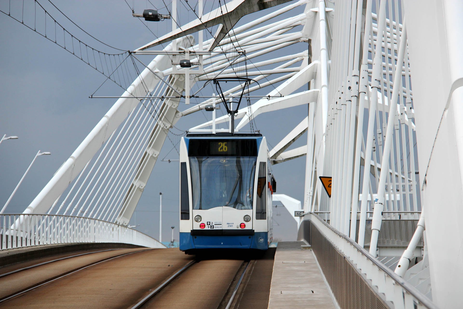 Combino 2141 Ennüs Heermabrug Auf dieser Strecke wird mit bis zu 70 km/h gefahren. On this route trams run with 70 km/h.