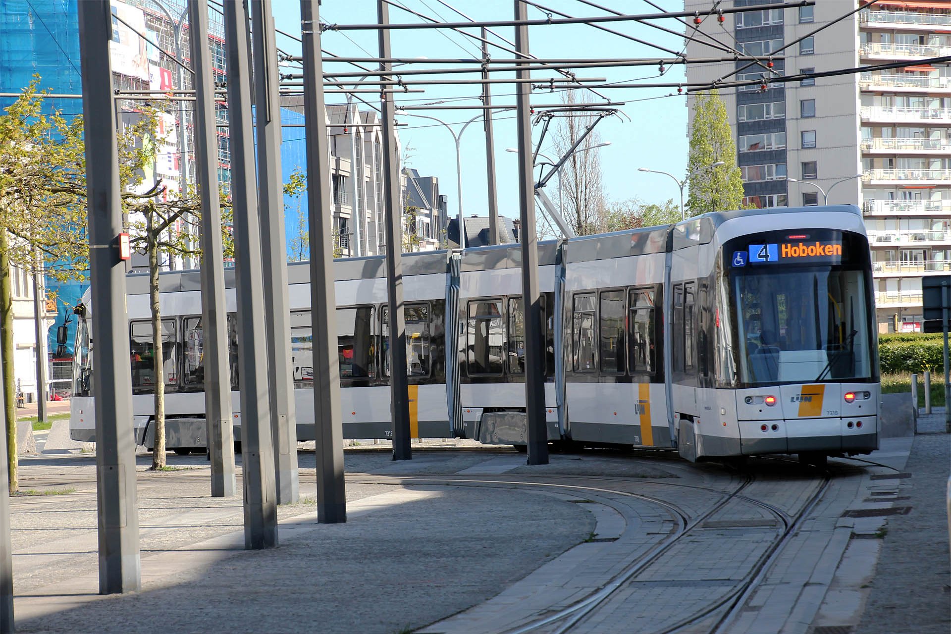 Flexity Outlook2 7318 Im Juni 2015 wurde bekanntgegeben, dass Antwerpen bis 2018 weitere 24 Straßenbahnen, 14 davon in der langen Version, erhält. In June 2015 it was announced, that Antwerp will receive another 24 new trams, 14 of them in the long version till 2018.