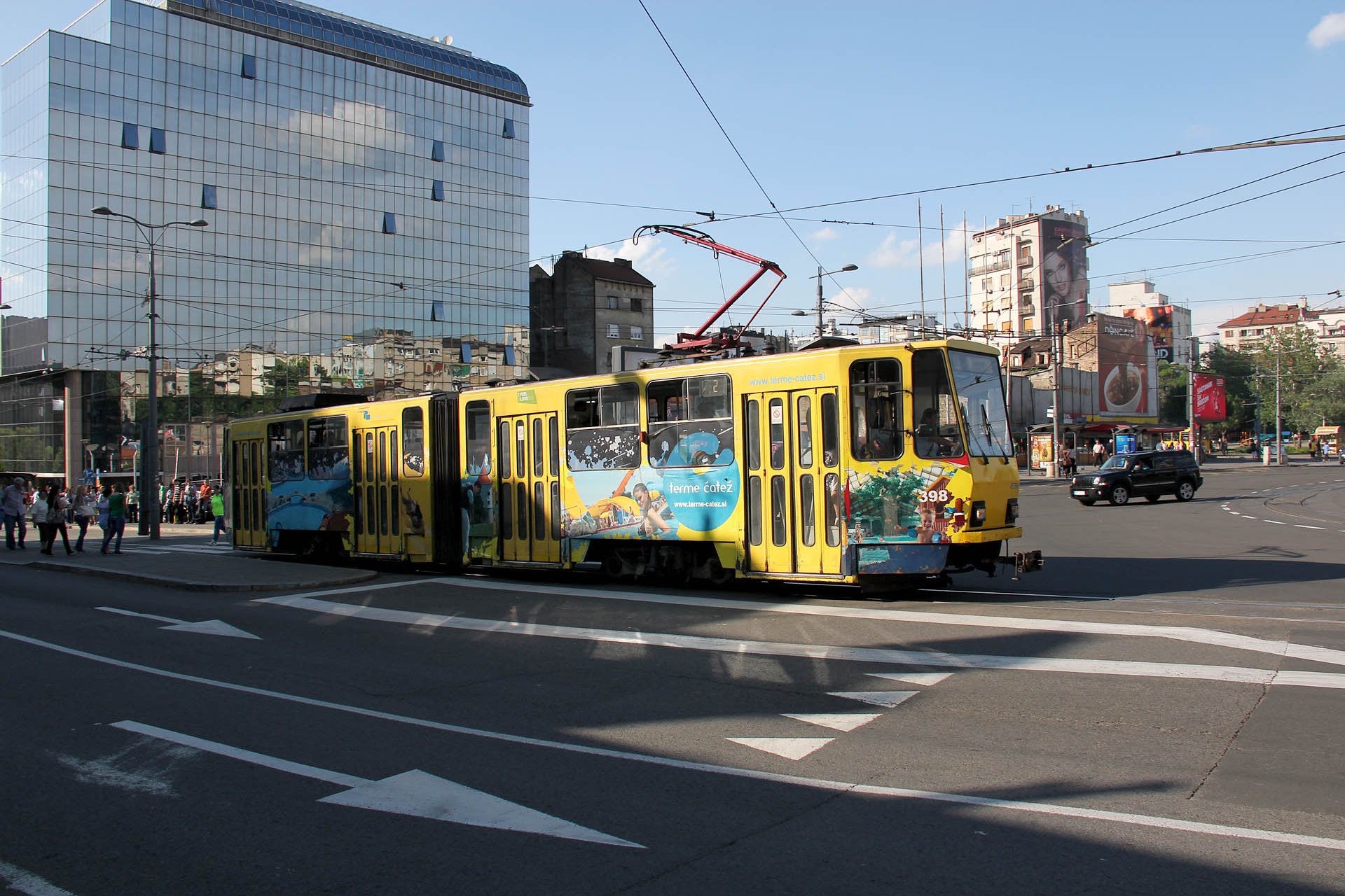 KT4YU 398 Etliche der eingesetzten Fahrzeuge haben eine Werbelackierung erhalten. A lot of trams of this type got advertising colours.