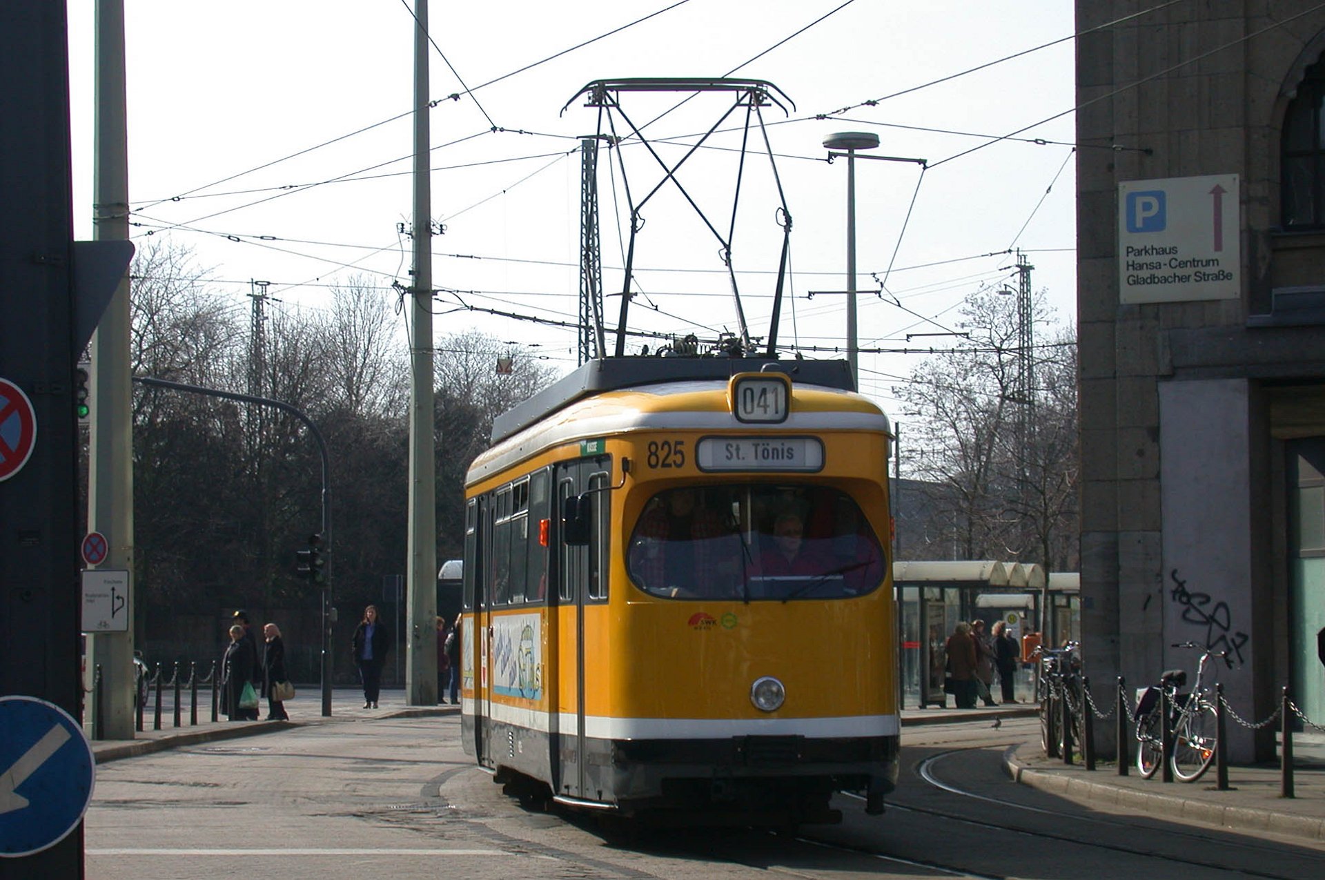 GT8 825 In Krefeld waren 22 Gelenktriebwagen GT8 unterwegs. In Krefeld are 22 articulated Duewag trams of type GT8 in service.