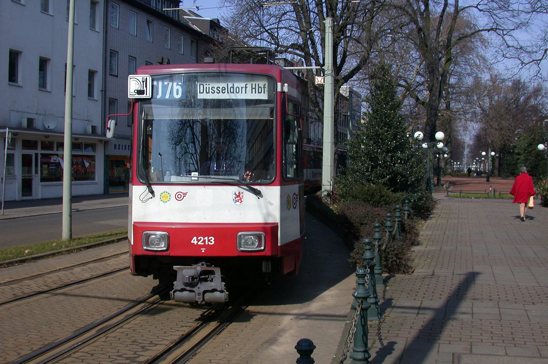 B80D 4213 Es handelts sich dabei um die Strecke nach Düsseldorf, das rund 25 km entfernt ist. It is the service to Dusseldorf, which is some 25 km away.