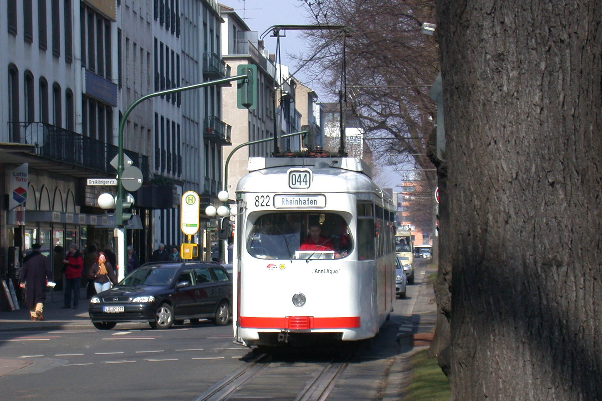 GT8 822 Nur die letzten 6, 825-830, wurden als Achtachser geliefert, die anderen wurden aus GT6 umgebaut. Only the last 6 (825-830) were delivered as 8-axle-trams, the others were modified GT6.