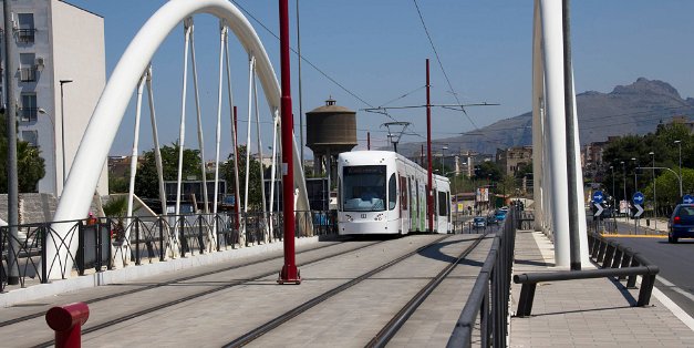 Linie 1 line 1 Die Linie 1 ist mit 5,5 km Länge die längste in Palermos Straßenbahnnetz. Sie hat eine Sonderstellung, weil sie mit den...