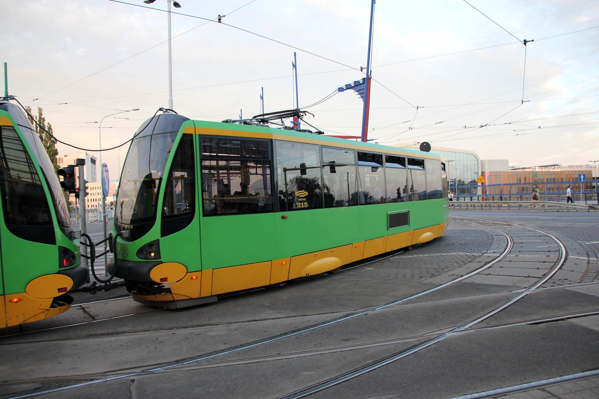 Alfa 215 Die Fahrzeuge sind 13,5 m lang und 2,35 m breit. The trams are 13.5 m long and 2.35 m wide.