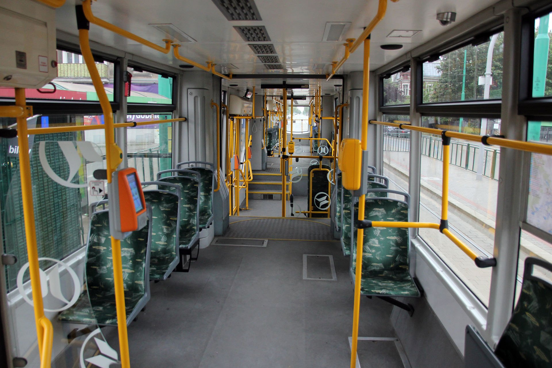 Beta 422 Der Innenraum bietet 30 Sitzplätze. There are only 30 seats in that tram.