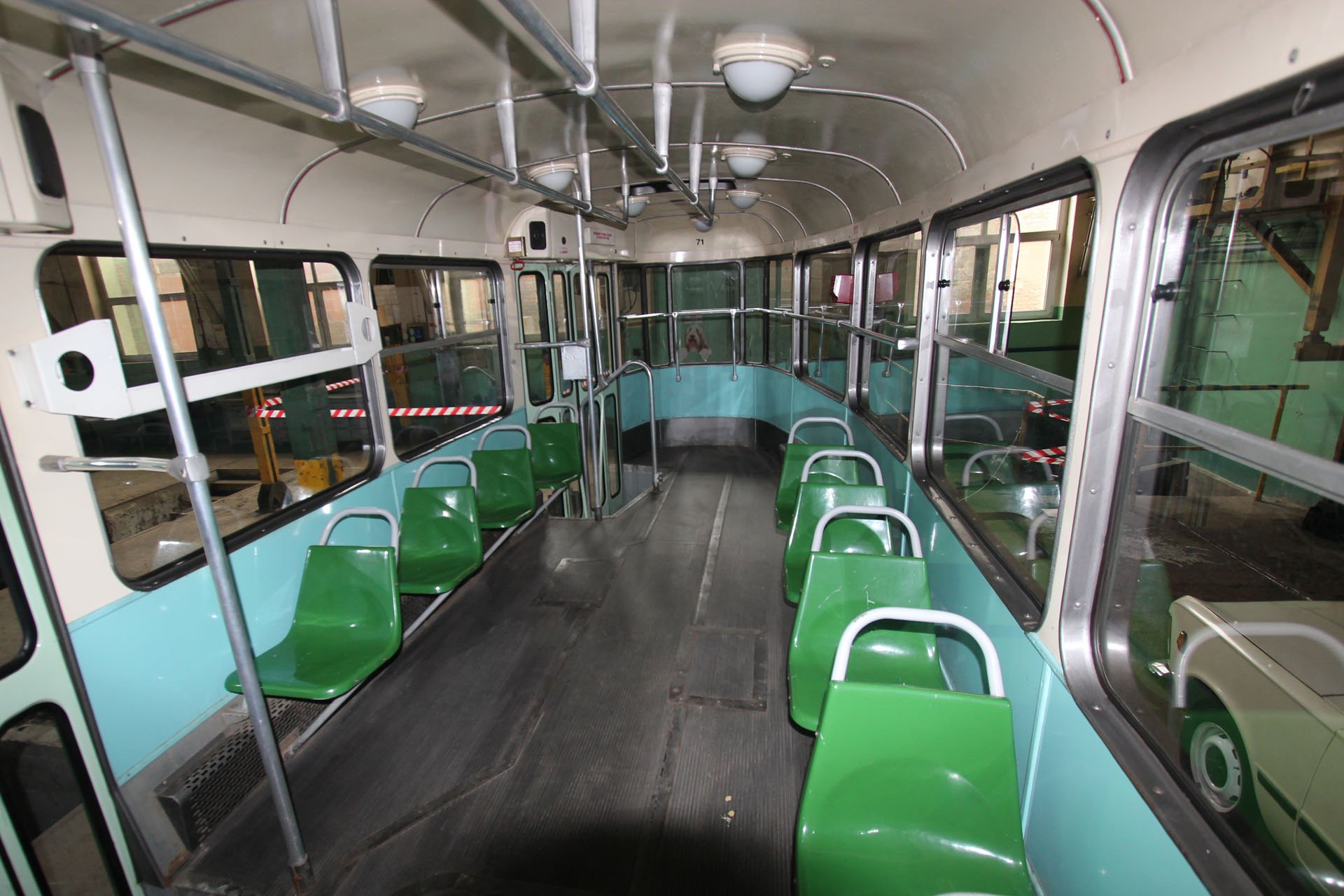 Konstal 102Na Der Innenraum bietet 32 Sitzplätze. There are 32 seats inside this tram.