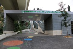 Ascensor de San Juan de Aznalfarache Der Schrägseilaufzug verbindet von nahe der U-Bahnstation San Juan Bajo das Barriada del Monumento. The funicular runs from close to the metro station San Juan...