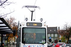 GT6 95 Ähnliche Straßnbahnen fahren in Braunschweig . Similar trams can be found in the German city of Branswick .