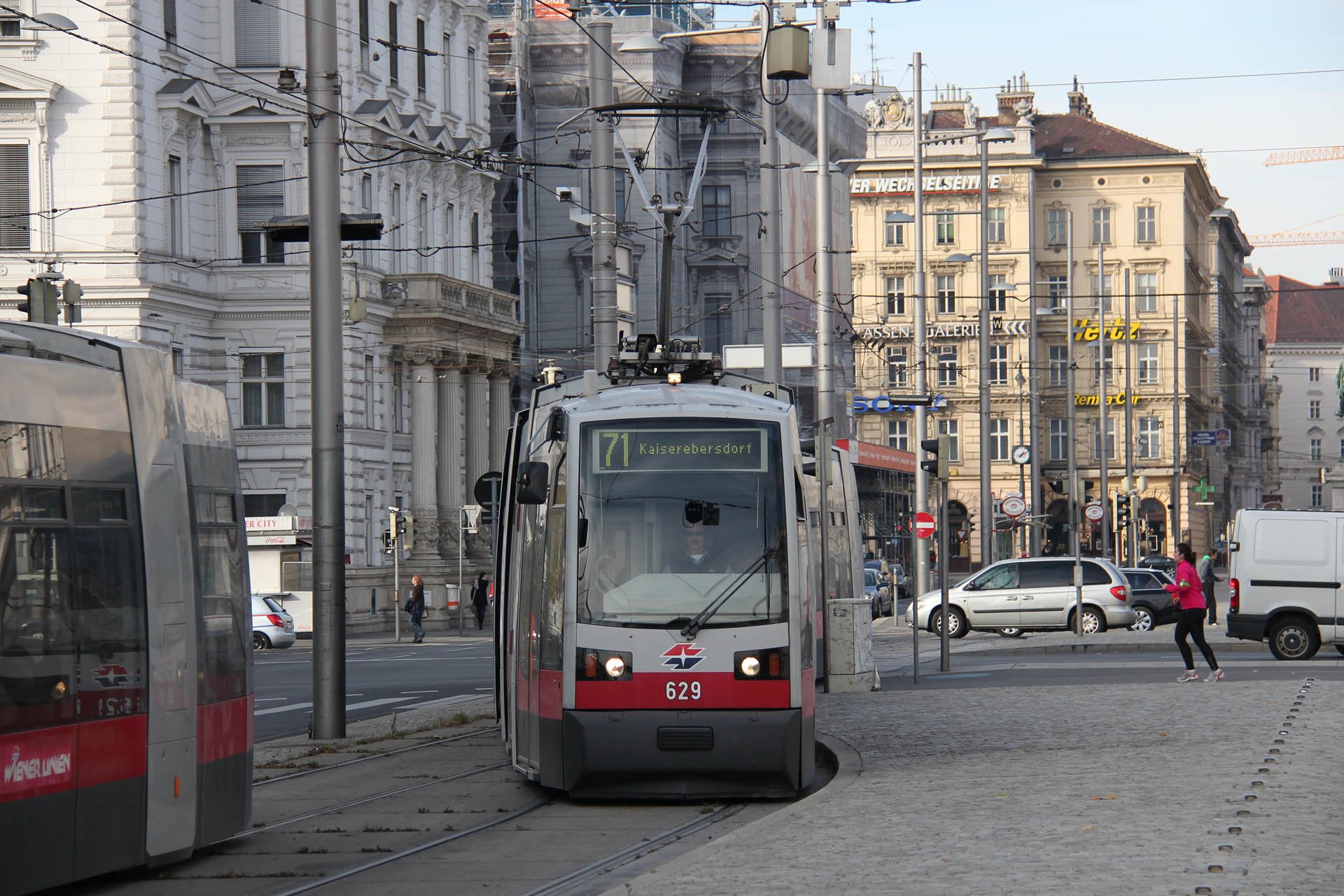 B 629 Die B sind die "langen" Ulfe mit einer Länge von 35,47 m. Type B Ulf's are the "long" version f this tram with a length of 35.47 m.
