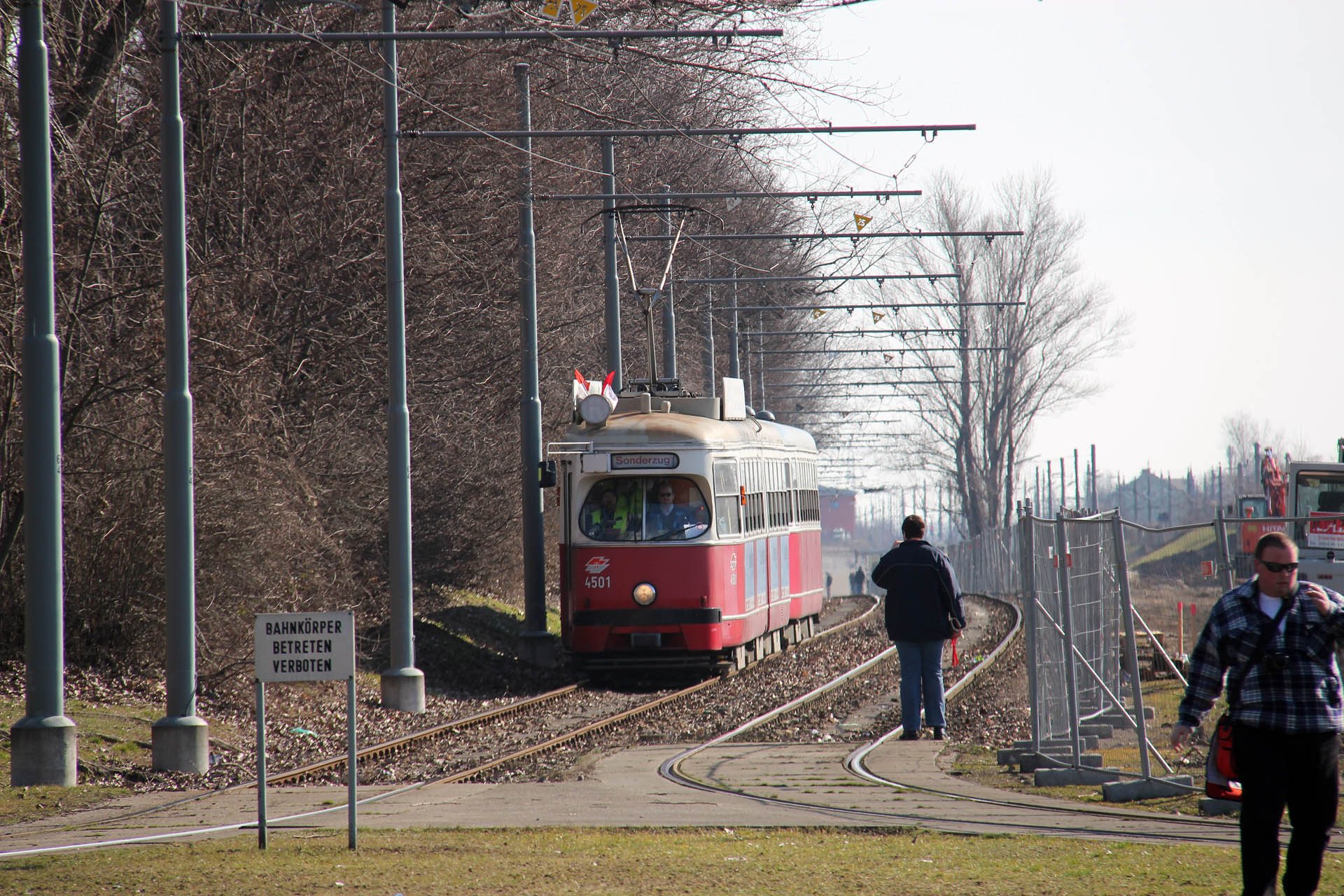 E1 4501 Bei der Abschiedsfahrt auf dem im Februar 2014 aufgelassenen Streckenteil der Linie 67 kurz vor der Haltestelle Rothneusiedl. Farewell of line 67 on its southeastern branch, close to Rothneusiedl stop.