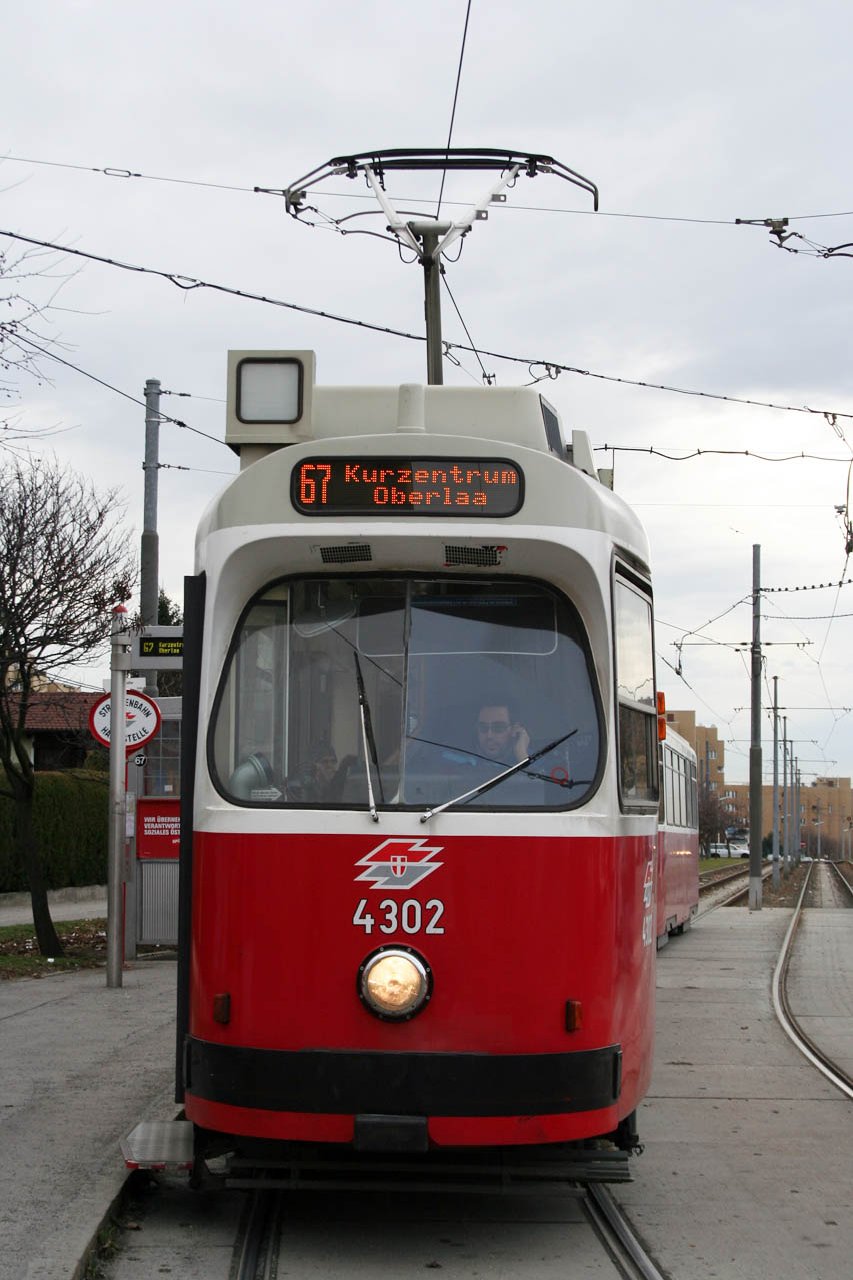E2 4302 Die Mustergarnitur für die LED-Anzeigen.(Jänner 2007) The "pattern"-tram for the LED displays. (January 2007)