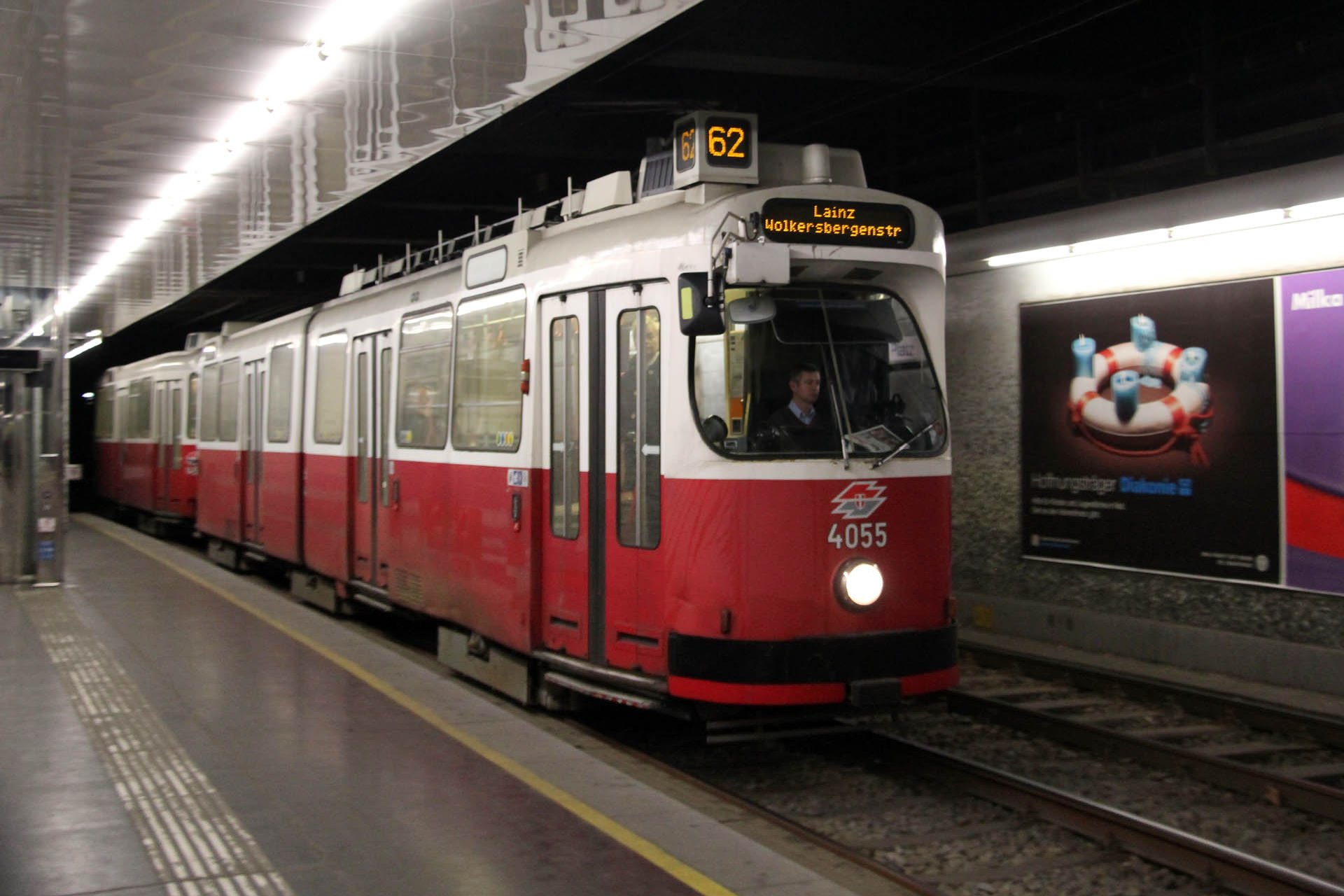 E2 4055 E2 4055 in der UStrab (Unterpflasterstraßenbahn). A line 62 E2 at the Matzleinsdorfer Platz stop of the Ustrab ((Unterpflasterstraßenbahn - below-pavement tramway)