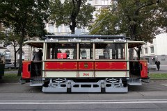 D 244 Vom 8,3 m langen Typ D wurden in den Jahren 1899-1902 300 Fahrzeuge hergestellt. Some 300 vehicles of this type D tram were produced between 1899 and 1902.