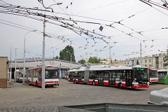 Škoda 31Tr SOR 3633 Seit dem Beginn des O-Busbetriebs im Jahr 1949 ist in diesem 1929 eröffneten Bauwerk auch ein O-Bus Betriebshof. Since the start of the trolleybus service in...