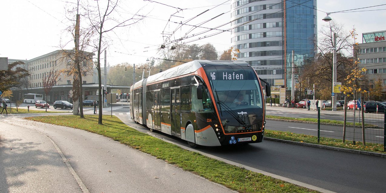 O-Bus trolley bus Die Geschichte des O-Busses in Linz begann 1944. 2018/19 ist ein Generationenwechsel in Gang. The history of...