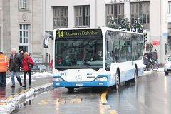 8768_33 Neben den O-Bussen kommen auch Dieselbusse in Luzern zum Einsatz, so 23 Mercede Citaro. Beneath the trolleybuses some Diesel driven buses run in Lucerne, so 23...