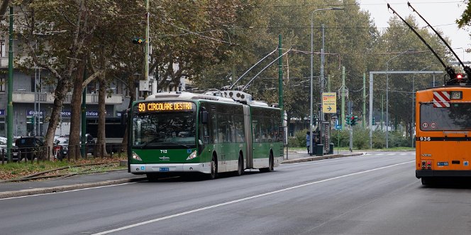 Gelenkbus - articulated bus Die Hochflurer verlassen allmählich die Flotte und die 2009-11 gelieferten 45 vanHool AG300T prägen das Stadtbild, auch...