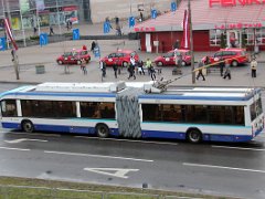8621_60 Von Belkommunmash sind 10 Gelenk-O-Busse vom Typ AKM-333 im Einsatz. From Belkommunmash some 10 articulated trolleybuses of type AKM-333 are in service.