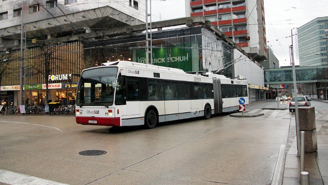 vanHool Mit diesen Niederflurbussen wurde die Modernisierung fortgesetzt. With these low floor buses the modernisation of the...