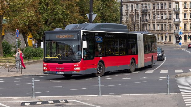 Busse - buses Die Überraschung war groß, als wir auf einmal einen ex-Wiener Bus sahen. Natürlich gibt es einige weitere Typen an...