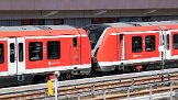 Hamburg S-Bahn 490 Poppenbüttel Sie sollen die Fahrzeuge der Reihe 472 bis Dezember 2018 ablösen. They should replace the series 472 trainsets till December 2018.