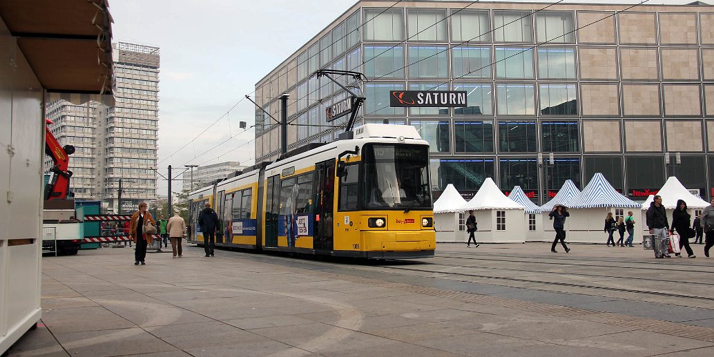 GT6N Die erste Serie von Niederflurstraßenbahnen in Berlin. The first series of low floor trams in Berlin.